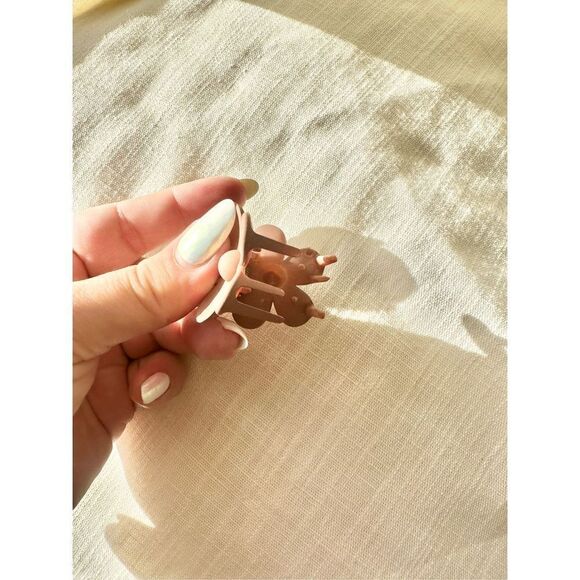 Light brown cute flower hair clip - Picture 2 of 3